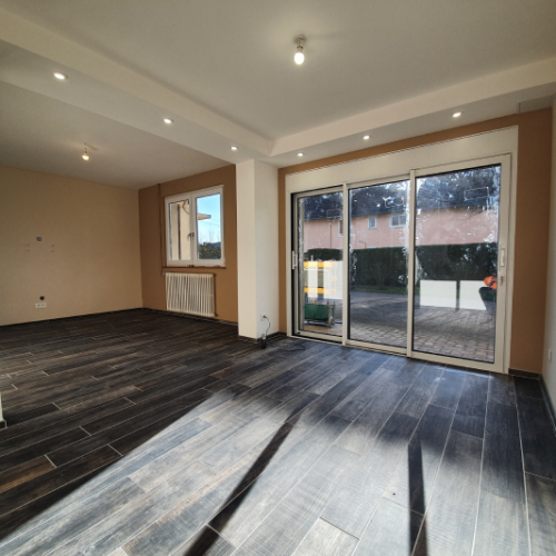 Pose de carrelage moderne avec finitions précises et joints fins par Créa Habitat