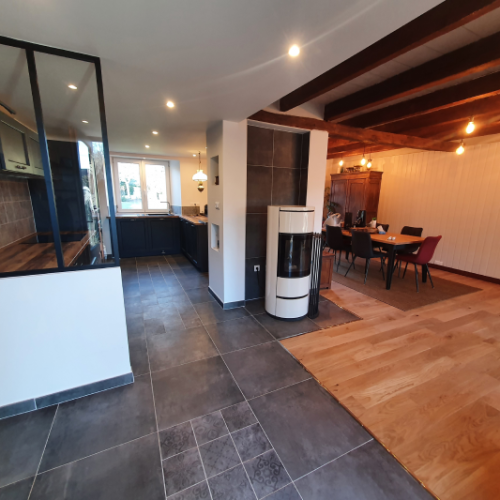 Nouveau sol de salon en carrelage haute qualité après rénovation complète de l'habitat