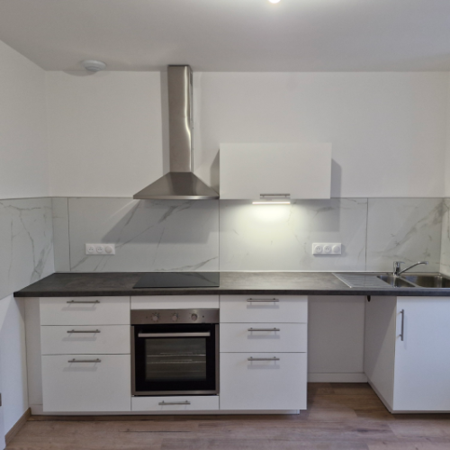 Créa'Habitat signe cette réalisation cuisine équipée contemporaine - meubles blancs, plan de travail anthracite et crédence imitation marbre